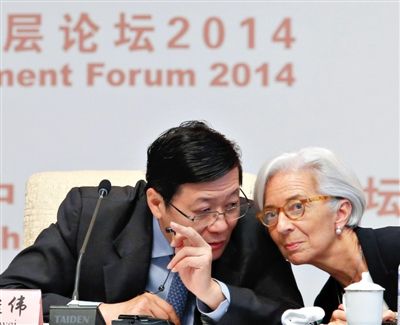 “中國發(fā)展高層論壇2014開幕式”上，國際貨幣基金組織總裁拉加德與中國財政部部長樓繼偉（左）討論。