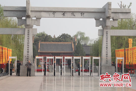 大典入口安檢嚴(yán)格。