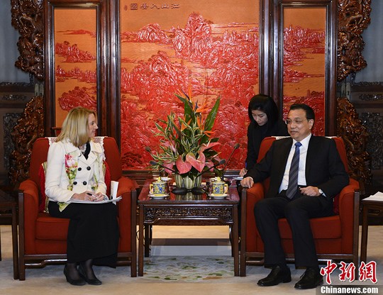 中國國務(wù)院總理李克強在北京中南海紫光閣會見了美國《科學(xué)》雜志主編瑪西婭·納特一行。