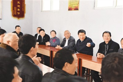 3月17日，習(xí)近平在河南省蘭考縣東壩頭鄉(xiāng)張莊村村委會與干部群眾座談，聽取意見和建議。