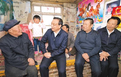 3月27日，李克強在內(nèi)蒙古自治區(qū)翁牛特旗橋頭鎮(zhèn)太平莊村看望貧困戶。