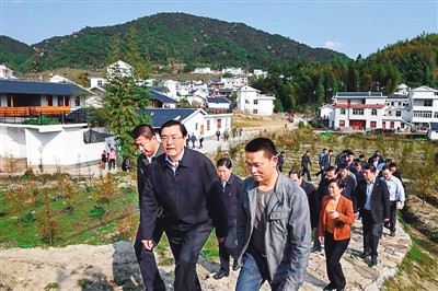 3月25日，張德江在福建省上杭縣古田鎮(zhèn)吳地村看望群眾。
