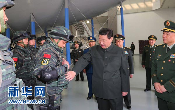 這是習(xí)近平同特戰(zhàn)隊(duì)員親切交談，詳細(xì)詢問他們的教學(xué)訓(xùn)練和生活情況。