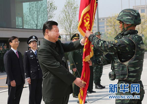 這是習(xí)近平將隊(duì)旗鄭重授予“獵鷹突擊隊(duì)”大隊(duì)長(zhǎng)。