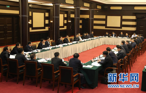4月28日，中共中央政治局常委、國務(wù)院總理李克強在重慶主持召開座談會