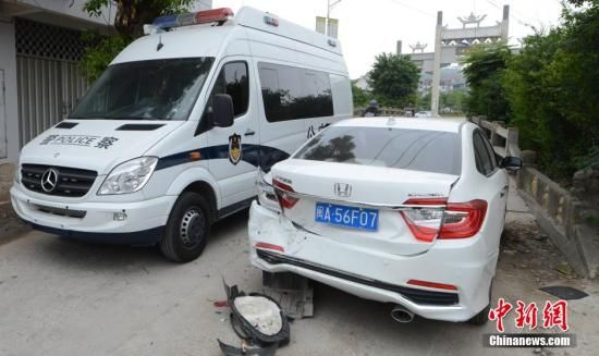  4月28日，福建省福州市閩侯縣發(fā)生一起惡性駕車撞人事件，圖為被撞車輛損毀嚴重。經(jīng)初查，該肇事男子叫林某新（漢族，37歲，福州長樂人），因婚姻問題，情緒失控，駕車從閩侯縣青口鎮(zhèn)往尚干鎮(zhèn)方向，沿奔馳大道行駛，連續(xù)撞人。中新社發(fā) 劉可耕 攝