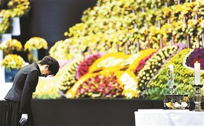 4月29日，韓國總統(tǒng)樸槿惠為“歲月”號沉沒客輪死難者默哀圖片/IC