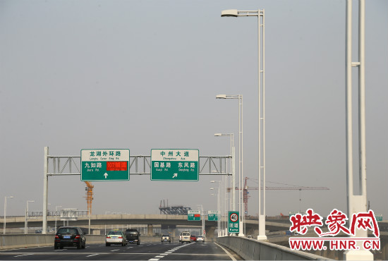 市民可通過北三環(huán)快速路高架橋直達(dá)東區(qū)。