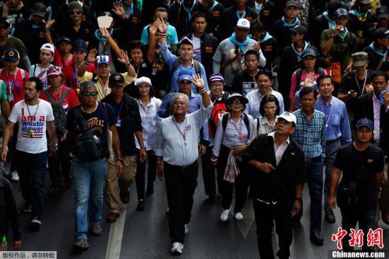 5月9日，泰國反政府示威者在素帖（中）的領(lǐng)導(dǎo)下在曼谷市中心游行。