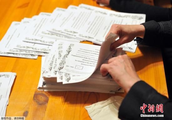 　　當(dāng)?shù)貢r間2014年5月11日，烏克蘭東部地區(qū)選舉工作人員開始公投計票工作。