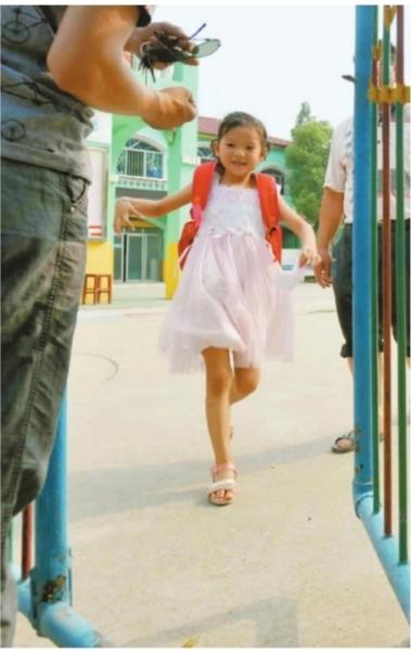 　　昨日，潛江市浩口鎮(zhèn)第三小學(xué)已被戒嚴(yán)，下午幼兒園學(xué)生放學(xué)時(shí)，一些家長(zhǎng)前來(lái)接孩子