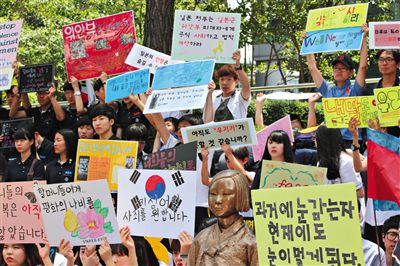 6月4日,韓國首爾,韓國慰安婦和民眾在日本駐韓大使館門前集會,要求日本政府承認并解決慰安婦問題。
