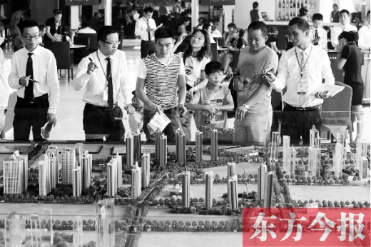 昨天上午，在鄭州市區(qū)一售樓部內，看房的顧客比平時多了不少