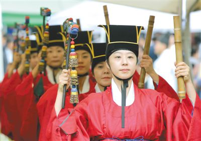 3日，韓國首爾，成均館內(nèi)，民眾穿著傳統(tǒng)服飾跳舞迎接中秋。中秋和春節(jié)一樣，是韓國最重要的傳統(tǒng)節(jié)日。