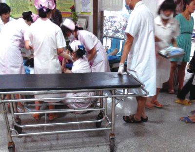 9月22日，在湖南省醴陵市第二醫(yī)院，爆炸事故傷員在接受救治（手機拍攝）。新華社發(fā)