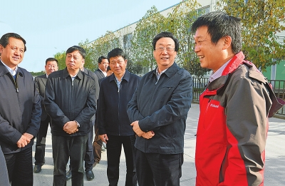 　11月4日下午,省委書記、省人大常委會主任郭庚茂在襄城縣精美鞋業(yè)有限公司調(diào)研。記者 杜小偉/攝