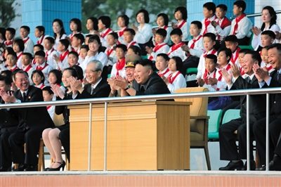 5月2日，金正恩與金與正（前排左二）一起觀看比賽。