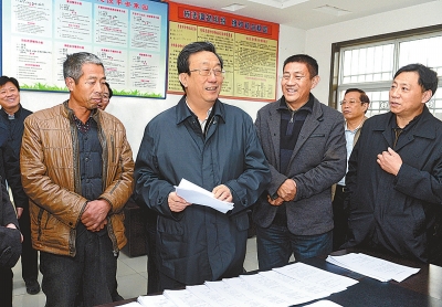 11月25日下午，省委書(shū)記、省人大常委會(huì)主任郭庚茂在延津縣石婆固鎮(zhèn)集北村與村民親切交談。