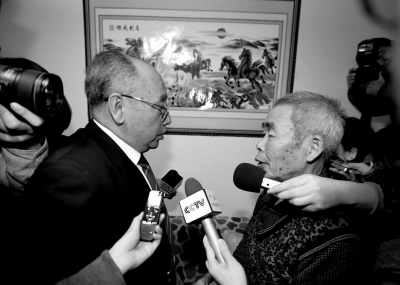 15日，內(nèi)蒙古高院副院長趙建平（左）帶隊向呼格吉勒圖父母送達再審法律文書。