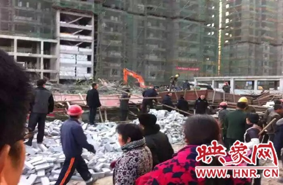 圖為事故現(xiàn)場情況，當(dāng)?shù)厝罕姽﹫D。