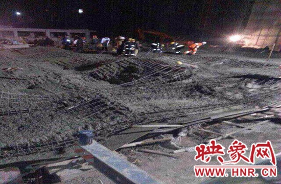 圖為事故現(xiàn)場情況，當(dāng)?shù)厝罕姽﹫D。