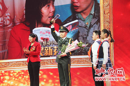 中國(guó)人民解放軍71352部隊(duì)19分隊(duì)管理員王留杰上臺(tái)接受頒獎(jiǎng)。