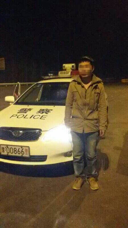 男子被父親拋棄后，在高速交警的幫助下才得以回家。