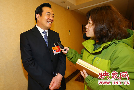 全國人大代表、省人大常委會委員、鄭州市人大常委會主任、黨組書記白紅戰(zhàn)接受采訪。
