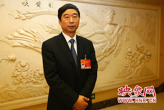 全國人大代表、信陽市委副書記、市長喬新江表示，信陽明港機場將成為鄭州航空港區(qū)有效補充。