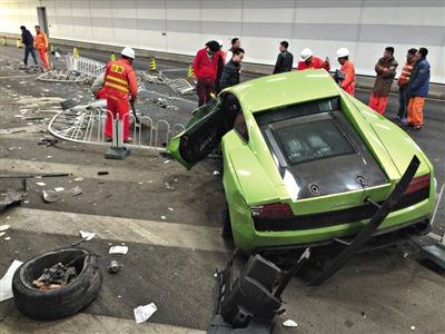 大屯路隧道內(nèi)，事故現(xiàn)場百余米長的隔離欄被撞倒，事故一側(cè)全是隔離欄以及車身的碎片。新京報記者 浦峰 攝