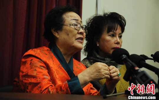 圖為慰安婦受害者李容洙（Lee Yong Soo。圖左）發(fā)表講話，要求安倍正式道歉。