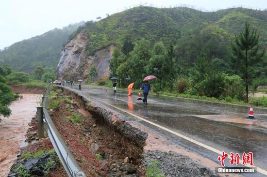 圖為5月19日，江西贛州石城縣珠坑鄉(xiāng)塘臺村通往福建寧化縣的公路出現(xiàn)塌方。陳小強 攝