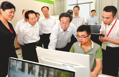 　　5月22日，省委書記、省人大常委會(huì)主任郭庚茂在河南網(wǎng)商園調(diào)研。記者杜小偉攝