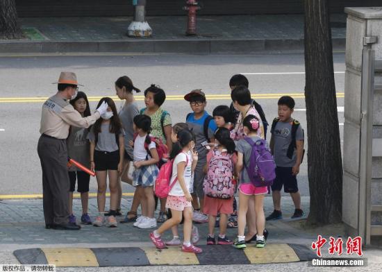 韓國MERS疫情蔓延，在首爾，小學(xué)生在排隊量體溫。