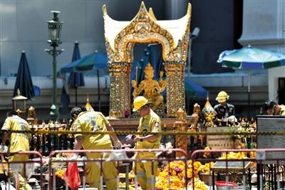18日，泰國曼谷四面佛前，救援人員在爆炸現(xiàn)場進(jìn)行清理。四面佛附近17日晚發(fā)生爆炸，造成6名中國公民死亡，20余人受傷。