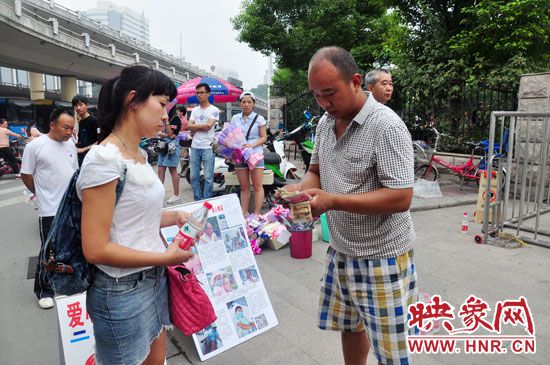 一名市民在買水。