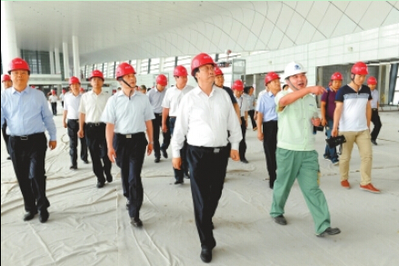 8月31日上午，郭庚茂謝伏瞻等察看鄭州機(jī)場二期工程建設(shè)情況。