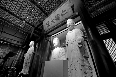      北齊石佛像和菩薩像。京華時報記者 王海欣 攝