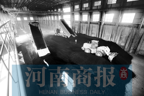 大量煤炭運(yùn)往南區(qū)供熱站，為今冬供暖做準(zhǔn)備 河南商報記者 鄧萬里/攝