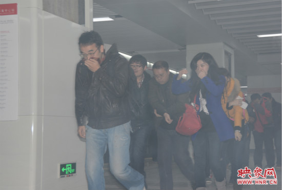 演習(xí)中，地鐵乘客從地鐵車廂中跑出。
