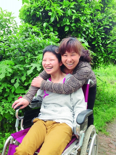 黃揚(yáng)和母親許秀梅在陽光下好開心。（黃珊攝）