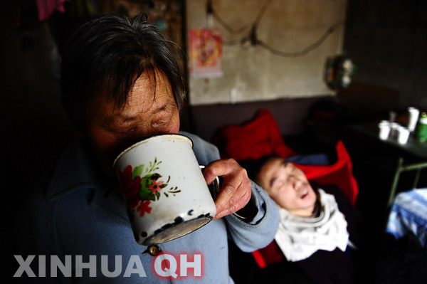 3月29日，楊林睡著了，母親邵秀景喝上一口水。