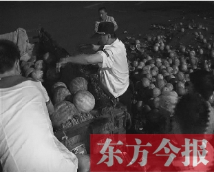 昨日凌晨，鄭州街頭，眾多愛心市民幫瓜農(nóng)撿拾西瓜
