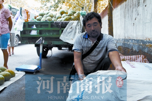 錢包就裝在這個編織袋里，枕在老陳頭下，沒想到還是被偷走了 實習(xí)生 唐韜/攝