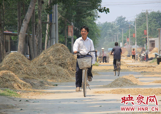 圖為王格現(xiàn)騎著自行車去學(xué)校。