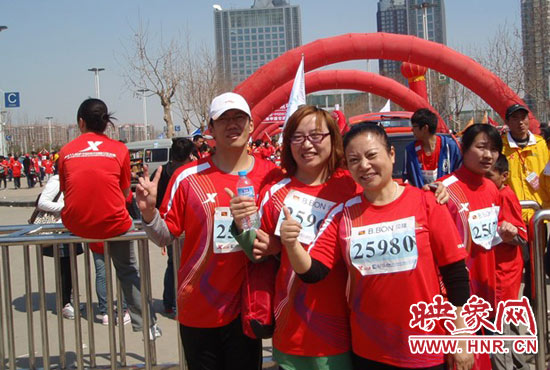 2010年，劉小琴（中）組織殘疾人朋友第一次參加鄭開馬拉松賽。