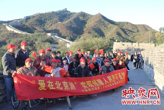 旅游對(duì)于殘疾人朋友來說比正常人要困難許多，2011年，劉小琴帶領(lǐng)殘障朋友登上了長城。