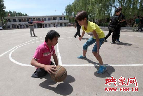 在籃球場(chǎng)上打球的秦旭磊（圖片來自網(wǎng)絡(luò)）