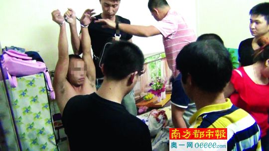 警方破門抓捕時，販毒嫌疑人未某洪正躺在床上吸毒、嫖娼。