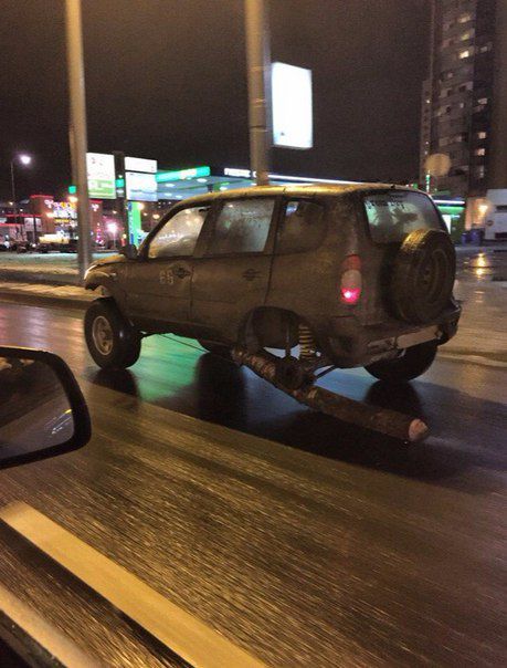 俄羅斯“最牛破車(chē)”：只剩仨輪“拄拐”上路(組圖)